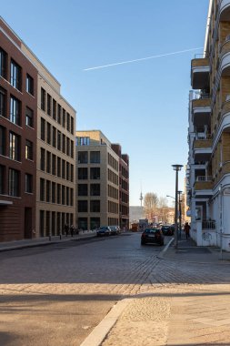 Berlin, Almanya - 26 Aralık 2021: Berlin 'in merkezindeki televizyon kulesinin görüntüsü, Friedrichshain bölgesinde soğuk bir kış günü, Revaler Caddesi üzerinde bir yürüyüş