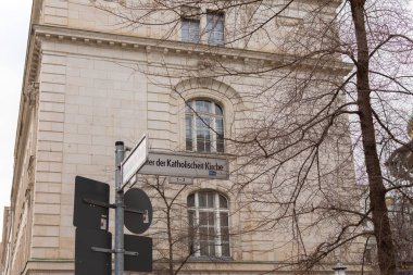 Berlin, Almanya - 27 Aralık 2021: Berlin 'in merkezinde bir kış günü yürüyüş