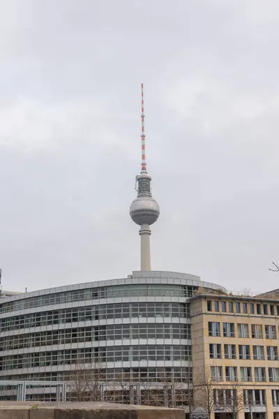 德国柏林 2021年12月27日 在密特地区寒冷的冬季观看电视塔 — 图库照片