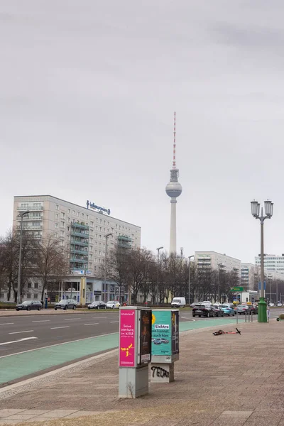 ベルリン ドイツ 2021年12月23日 通り側Lichtenberger Strasseからのテレビ塔の眺め — ストック写真