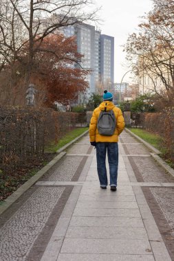 Erkek turist, Almanya 'nın başkenti Berlin' deki Volkspark Friedrichshain 'i terk ediyor.