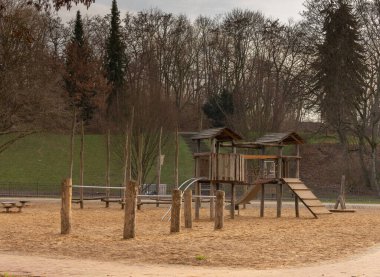 Soğuk bir kış günü parkta yürü Volkspark Friedrichshain, parkta oyun parkı, Berlin