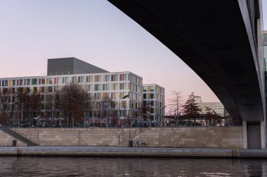 Berlin, Almanya - 25 Aralık 2021: Reichstag binası yakınlarında bir kış günü yürüyüş ve Spree seti boyunca Paul-Lobe-Haus binası