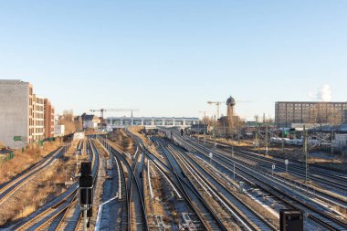 Berlin, Almanya - 26 Aralık 2021: Modersohn Köprüsü, Friedrichshain 'den gelen tren raylarının görüntüsü