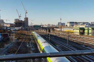 Berlin, Almanya - 26 Aralık 2021: Modersohn Köprüsü, Friedrichshain 'den gelen tren raylarının görüntüsü
