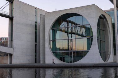 Berlin, Almanya - 25 Aralık 2021: Reichstag binası yakınlarında bir kış günü yürüyüş ve Spree seti boyunca Paul-Lobe-Haus binası