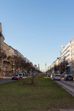 Berlin, Almanya - 26 Aralık 2021: Berlin 'in merkezindeki televizyon kulesinin görüntüsü, Frankfurter Allee caddesindeki Friedrichshain bölgesinde soğuk bir kış günü yürüyüş