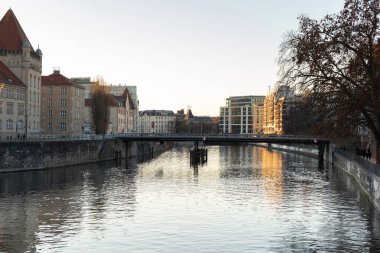 Berlin, Almanya - 25 Aralık 2021: Soğuk bir kış gününde Mitte bölgesindeki Spree setinden Ebert Köprüsü ve binaların manzarası