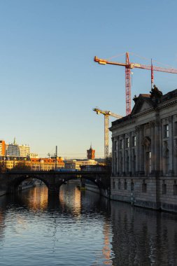 Berlin, Almanya - 25 Aralık 2021: Soğuk bir kış günü Mitte bölgesindeki Spree seti köprüsü ve binaların manzarası