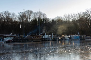 Berlin 'deki Treptower Parkı' nda Spree nehrinin yanında.