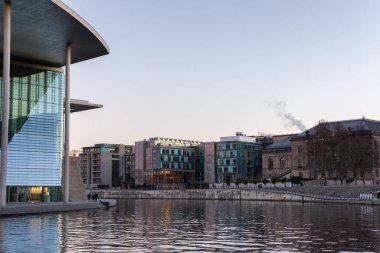 Bir kış günü Reichstag binasının yakınında yürümek
