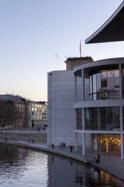Bir kış günü Reichstag binasının yakınında yürümek