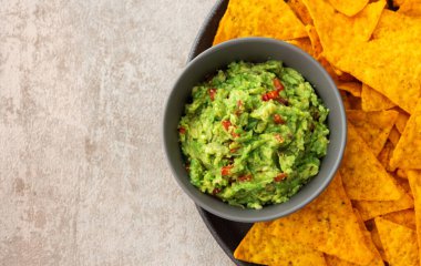 Meksika mısır cipsleri avokado kırmızı biber soslu, üst görünüm, kopyalama alanı
