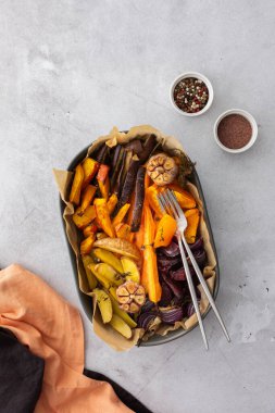 Fırında pişmiş taze sebzeler, çeşitli seramik tabaklarda sebzelerin üst görüntüsü.