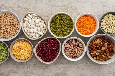 Kaselerdeki farklı baklagiller, sarı ve yeşil bezelyeler, mung fasulyeleri ve nohutlar, renkli fasulyeler ve mercimek, üst manzara, kopyalama alanı