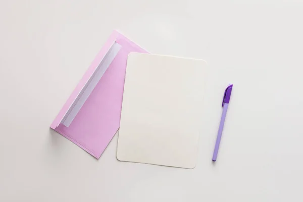 Envelope Violeta Com Papel Branco Caneta Cartão Saudação Convite Mockup — Fotografia de Stock