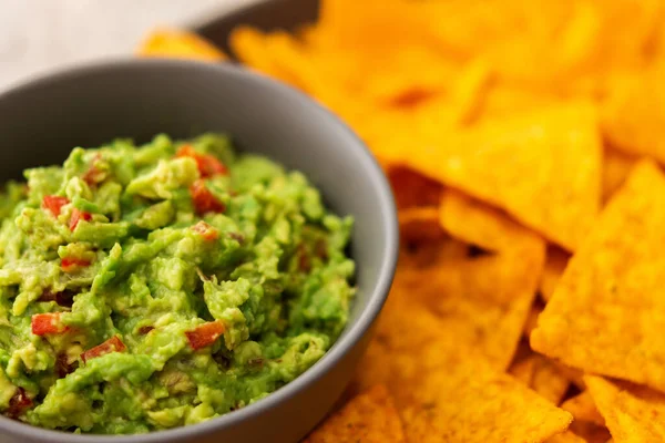 Chips Milho Mexicano Nachos Com Molho Pimenta Vermelha Abacate Vista — Fotografia de Stock