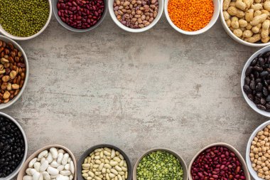 Kâselerdeki çeşitli baklagiller, yeşil ve sarı bezelyeler, nohut ve fıstık, renkli fasulye ve mercimek, mung fasulyesi ve fasulyesi, üst manzara, kopya alanı