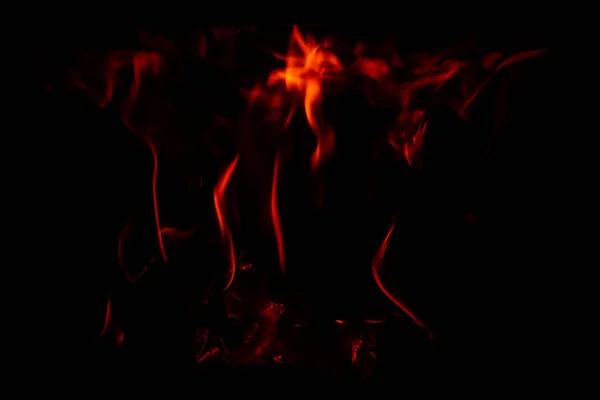 벽난로에서 나무를 태우고 불꽃을 피운다 — 스톡 사진