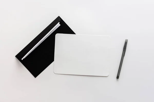 Zwarte Envelop Met Blanco Papier Pen Wenskaart Uitnodigingsmockup Bovenaanzicht Kopieerruimte — Stockfoto