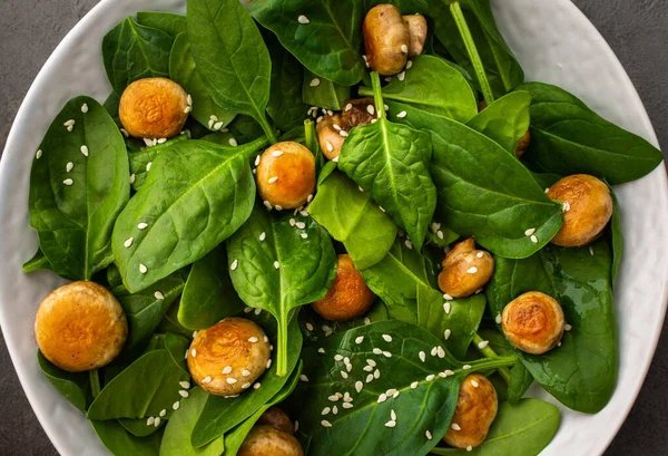 Salat mit Spinat und gebratenem Champignon — Stockfoto
