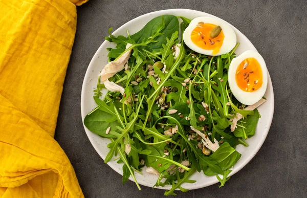 Salat mit Rucola, Hühnerbrust und Eiern — Stockfoto