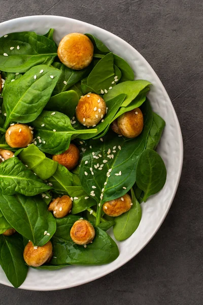 Salad with spinach and fried champignon — Stock Photo, Image