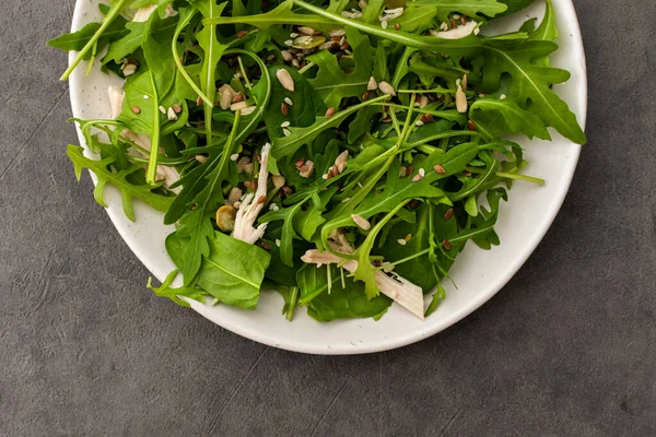 Roka ve tavuk göğsü salatası — Stok fotoğraf