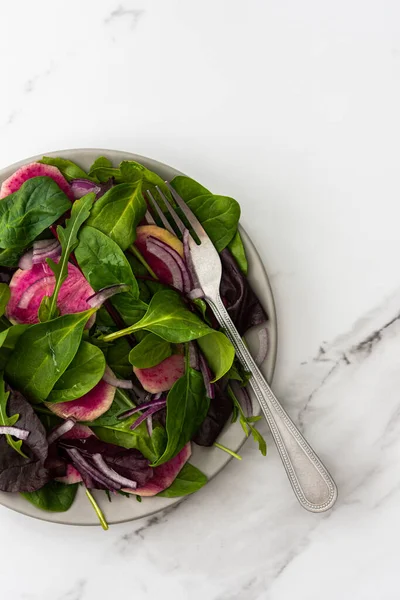 Salada Com Alface Mistura Cebola Vermelha Rabanete Margelan Close Chapa — Fotografia de Stock