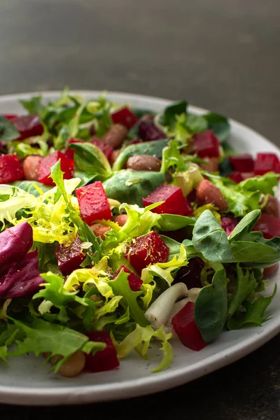 Warmer Salat Mit Gemischtem Salat Mit Gekochter Roter Bete Und — Stockfoto