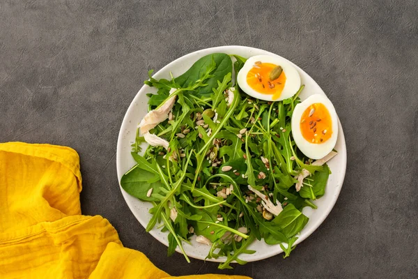 Läcker Lätt Sallad Med Ruccola Och Spenat Kokta Ägg Och — Stockfoto