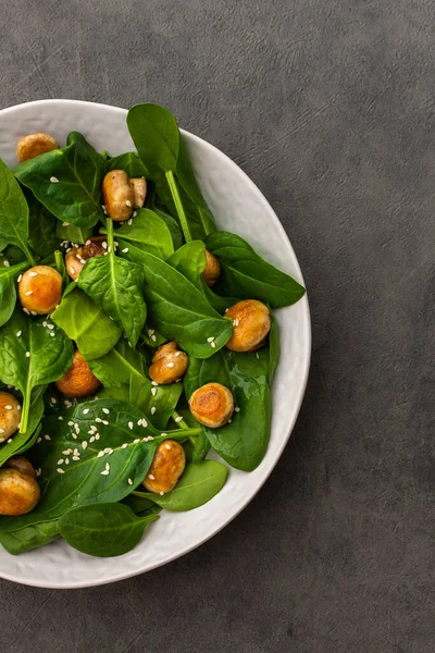 Delicious Light Salad Spinach Fried Champignon Mushrooms Sprinkled Sesame Seeds — Stock Photo, Image