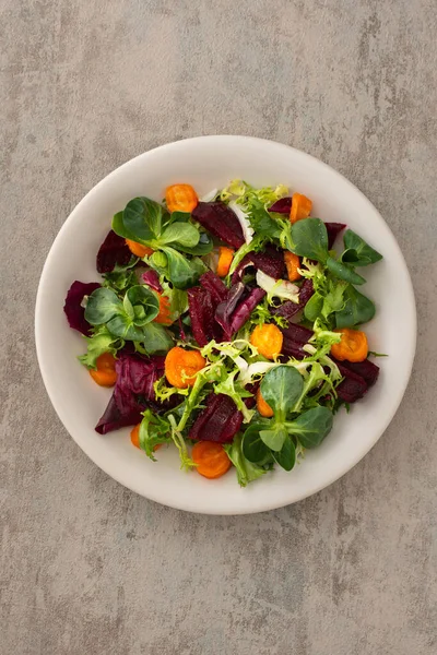 Insalata Calda Con Insalata Mista Con Carote Bollite Barbabietola Con — Foto Stock