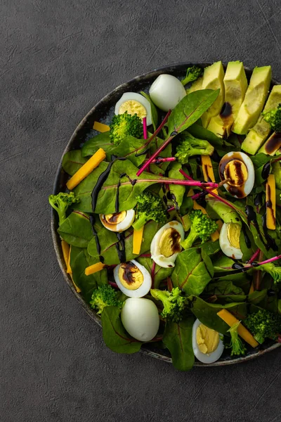 Feuilles Betterave Chard Aux Œufs Caille Avocat Fromage Cheddar Salade — Photo