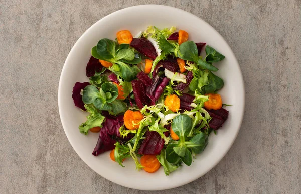 Warmer Salat Mit Gemischtem Salat Mit Gekochten Karotten Und Rote — Stockfoto