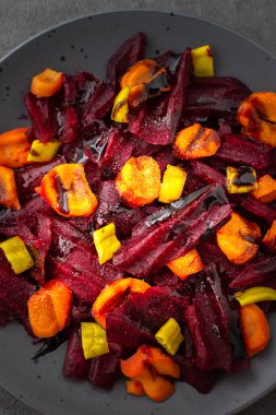 Haşlanmış havuç, pancar kökü ve yeşil biberli sıcak salata.