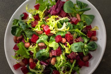 Sıcak salata ile karışık salata haşlanmış pancar kökü ve baharatlı fasulye.