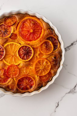 Yuvarlak seramik formda, karamelli turta ve turta.