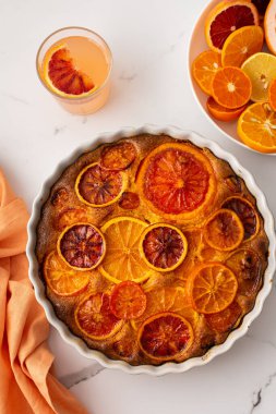 Yuvarlak seramik formda, karamelli turta ve turta.