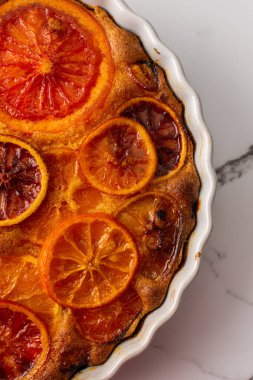 Yuvarlak seramik formda, karamelli turta ve turta.