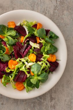 Haşlanmış havuçlu karışık salata ve baharatlı pancar.