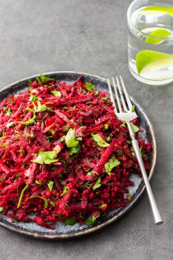 Kuskus ve rendelenmiş pancar, maydanoz ve dereotu ve yeşil soğanlı vejetaryen salatası, hafif sağlıklı salata.