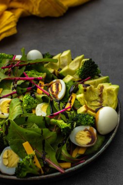 Pancar Chard 'ı bıldırcın yumurtası, avokado ve çedar peyniri ile bırakır. Balzamik sirkeli sağlıklı taze salata.