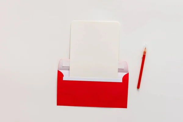 Envelope Vermelho Com Papel Branco Caneta Cartão Saudação Convite Mockup — Fotografia de Stock