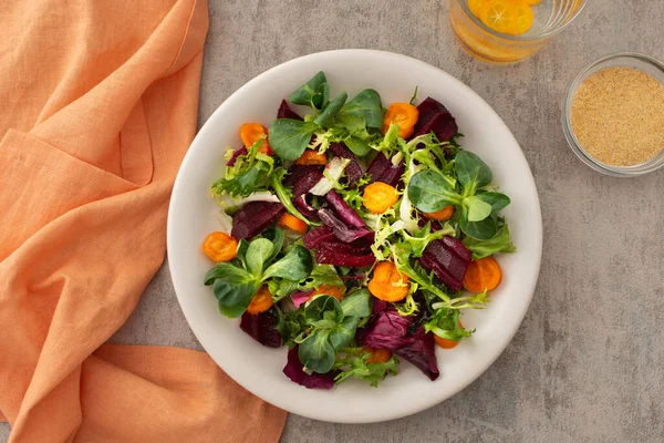 Sıcak salata, karışık salata, haşlanmış havuç ve baharatlı pancar, kumkatlı su.