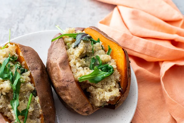 Kinoalı ve marullu tatlı patates