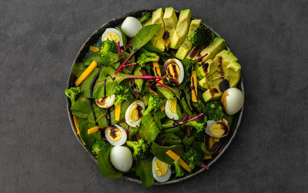 Salada com ovos de codorna, abacate e queijo — Fotografia de Stock