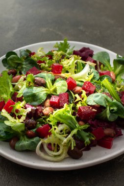 Haşlanmış fasulye ve pancar ile karışık salata.