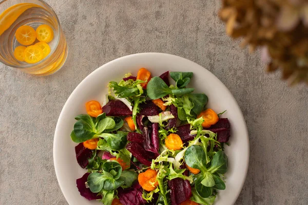 Смешанный салат с вареной морковью и свеклой — стоковое фото