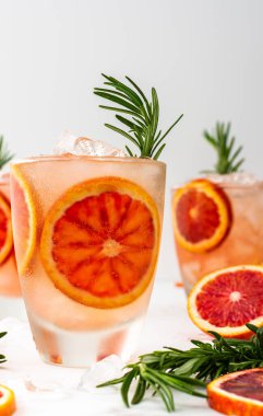Kan portakallı, buzlu, biberiyeli, lezzetli tatlı sulu meyveli içecek.